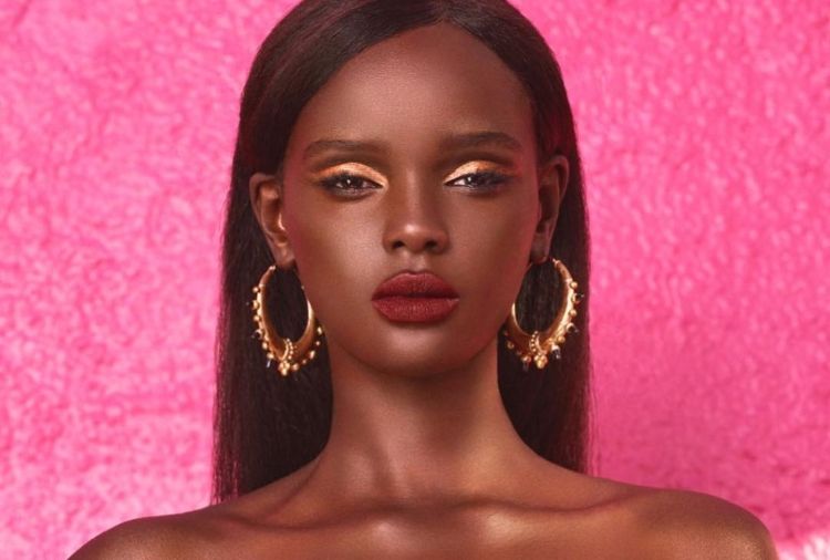 Forme perfetta e pelle debano la modella Nyadak Duckie sembra Barbie