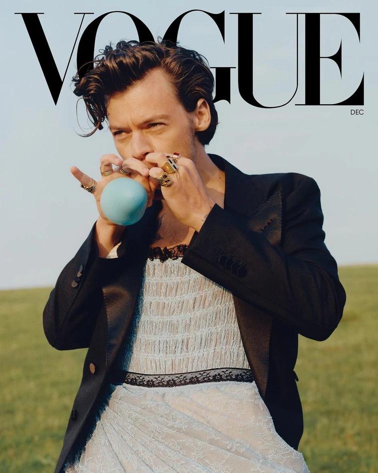 Harry Styles in copertina con un abito da donna stavolta Vogue fa arrabbiare tutti