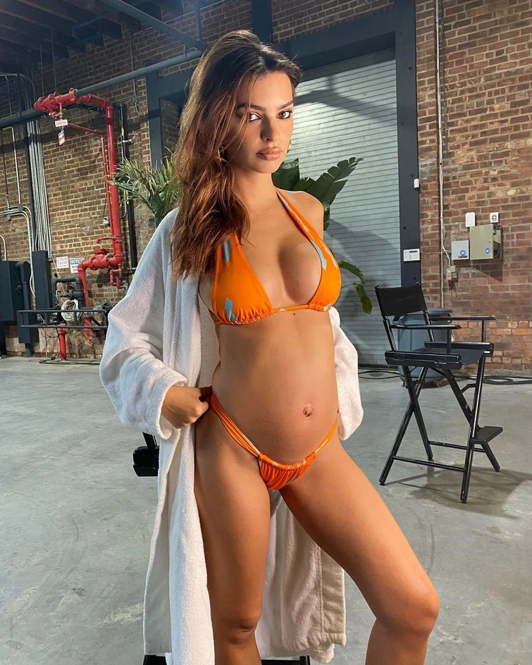 Emily Ratajkowski al sesto mese di gravidanza è ancora più sexy