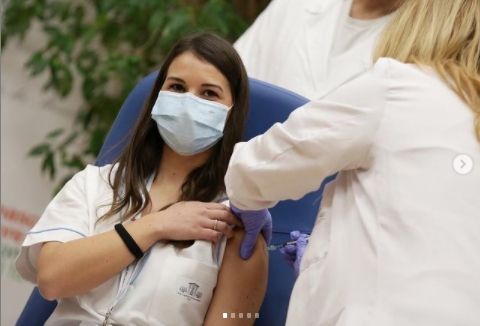 La prima infermiera vaccinata in Italia sommersa da minacce e insulti la sua reazione