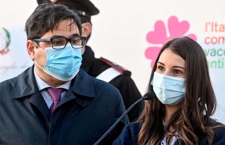 La prima infermiera vaccinata in Italia sommersa da minacce e insulti la sua reazione