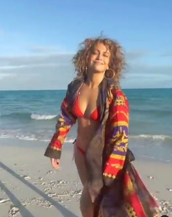 Nude per spot Bianca Balti coperta soltanto da una borsa e Jennifer Lopez con le sole scarpe
