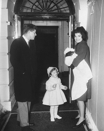Jackie Kennedy i segreti il rapporto col padre e i tradimenti di Jfk