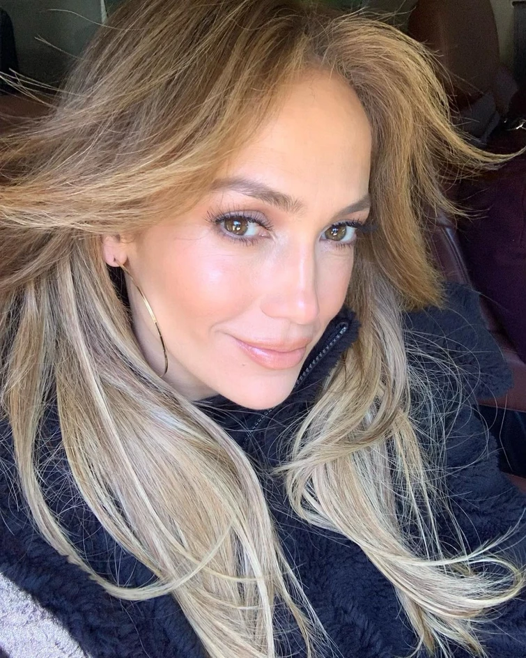 Dopo labito da sposa Jennifer Lopez ancora in bianco fa impazzire i fan