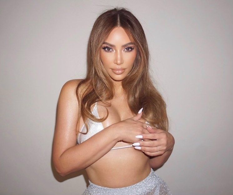 Kim Kardashian raggiunge  200 mil di follower su Instagram e ringrazia così