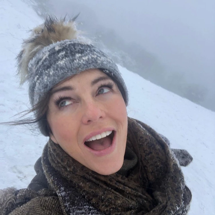 Ghiaccio bollente Liz Hurley si spoglia sulla neve