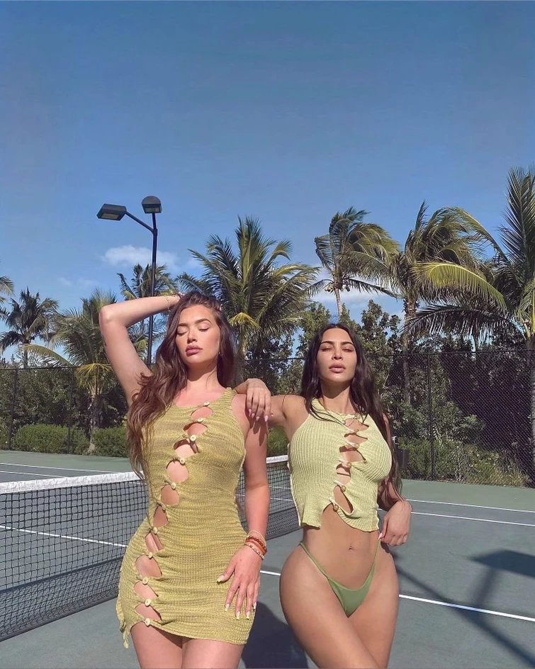 Kim Kardashian vacanze in bikini con le sorelle per dimenticare il marito