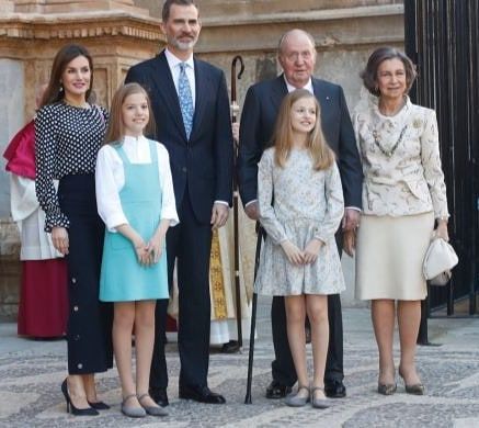 Leonor al diploma in miniabito fucsia la gioia di Re Felipe e di Letizia di Spagna