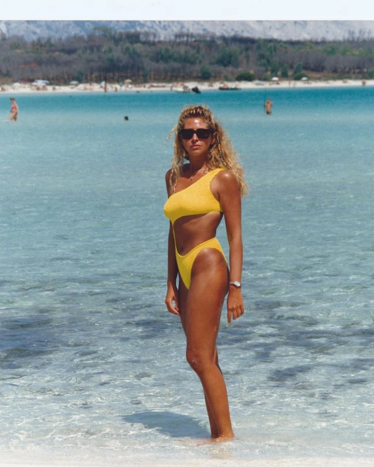 Marina Di Guardo in bikini mostra lincredibile somiglianza con le figlie