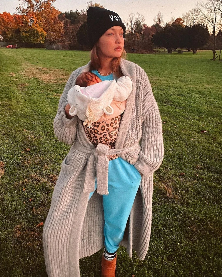 Gigi Hadid torna in passerella dopo il parto con i capelli rosso apricot