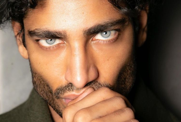 Linquietante mistero dietro il colore degli occhi del modello Akash Kumar