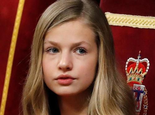 Piccole principesse crescono il debutto di Leonor che somiglia sempre più a mamma Letizia