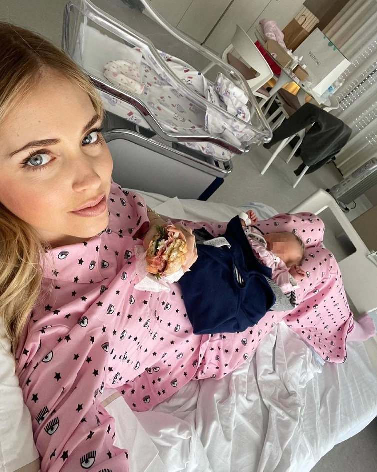 Chiara Ferragni lascia lospedale a pochi giorni dalla nascita Vittoria è già una star dei social