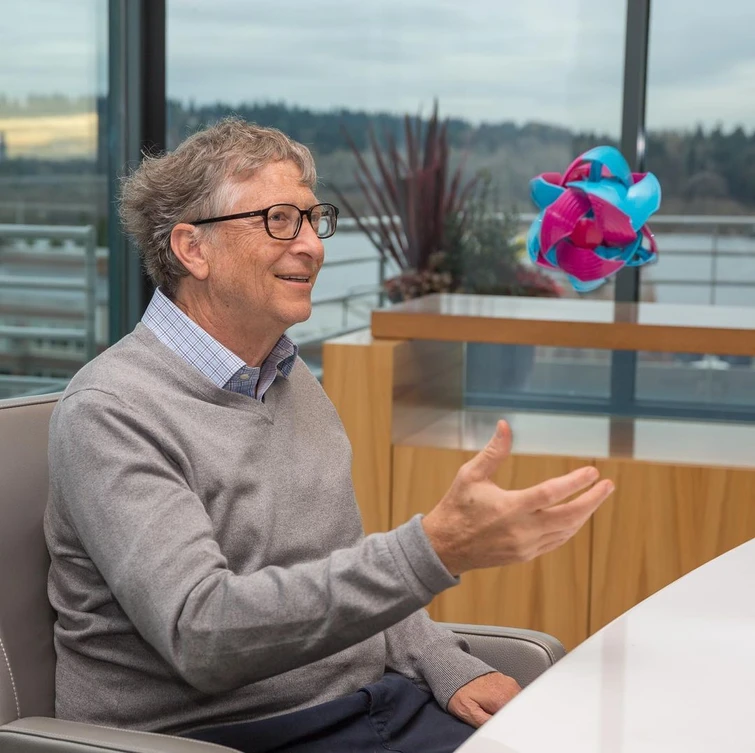 La figlia di Bill Gates fa il suo esordio sul tappeto rosso al braccio del padre