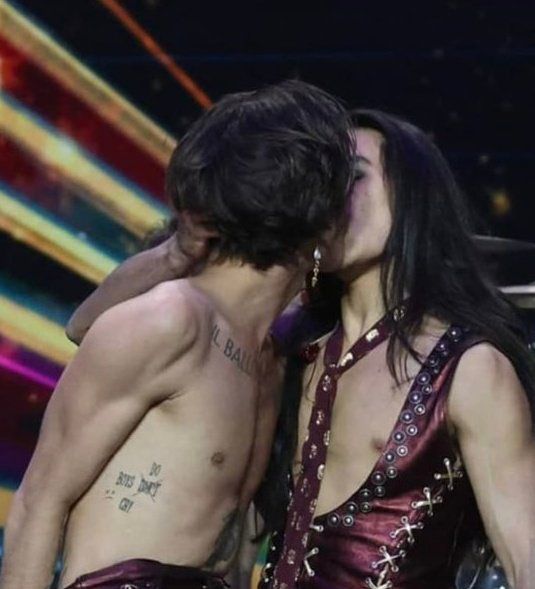 Damiano dei Maneskin bacia Dove Cameron sul carpet dei Grammy Giorgia Soleri dimenticata