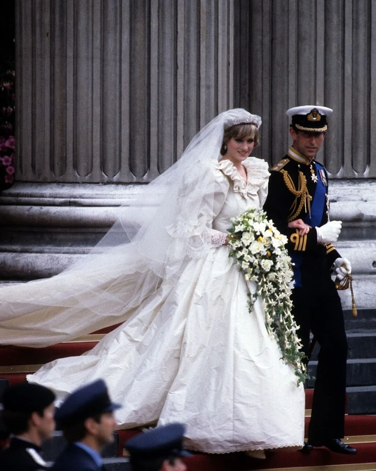 Più di 230 metri di tulle e 10mila perle e paillettes tutte le curiosità sul vestito di Lady Diana