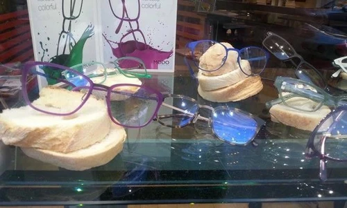 Pane frutta e ortaggi nelle vetrine dei negozi della moda milanese