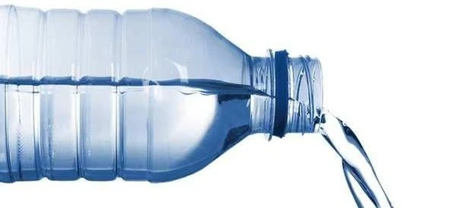Acqua in bottiglia ma quanto inquina davvero