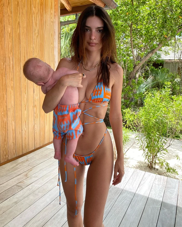 Emily Ratajkowski nella bufera criticata per la foto con il figlio