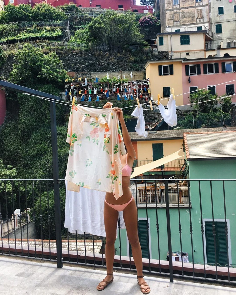 Emily Ratajkowski in vcanza in Italia lo scatto mozzafiato