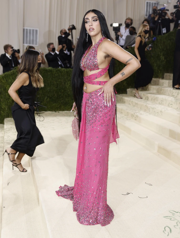 Kim Kardashian a volto coperto Kendall Jenner vestita di cristalli Jlo cowgirl e gli altri look esagerati il Met Gala