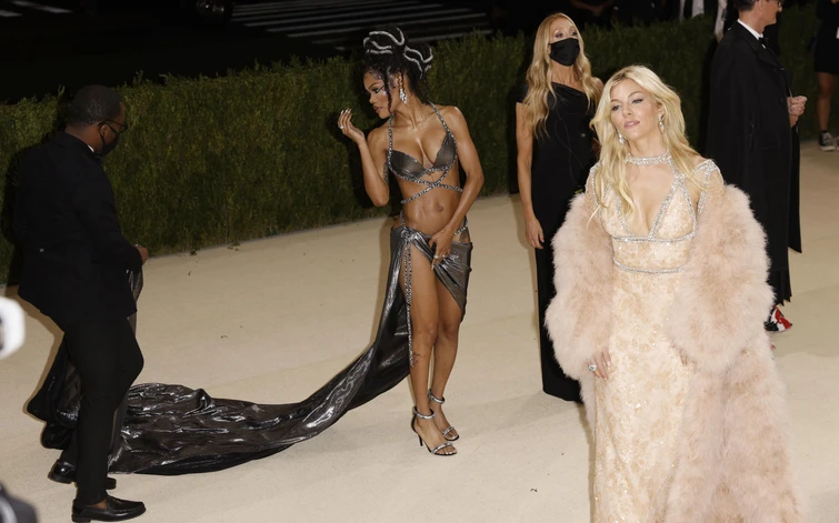 Kim Kardashian a volto coperto Kendall Jenner vestita di cristalli Jlo cowgirl e gli altri look esagerati il Met Gala