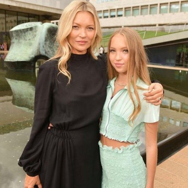 Milano Fashion Week sfila la figlia di Kate Moss i presenti notano un particolare