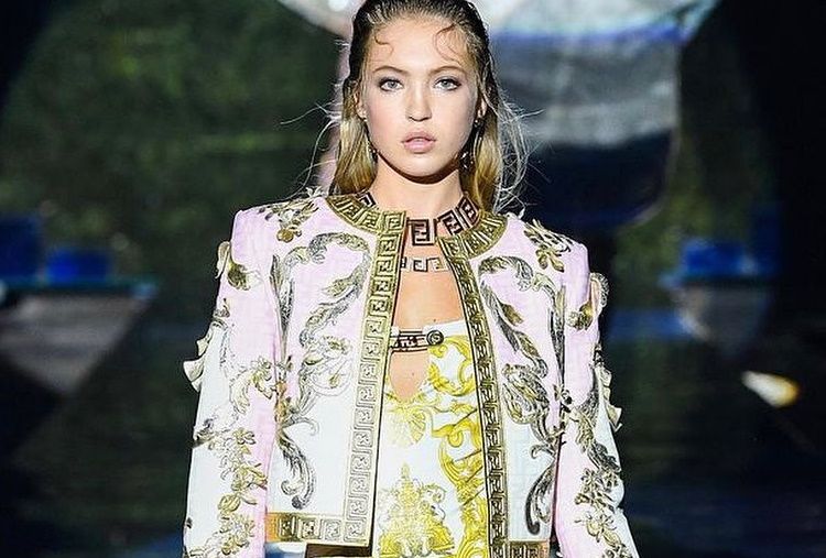 Milano Fashion Week sfila la figlia di Kate Moss i presenti notano un particolare