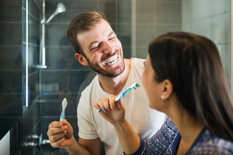 Regole per un sorriso perfetto i sei errori da non  fare quando si lavano i denti