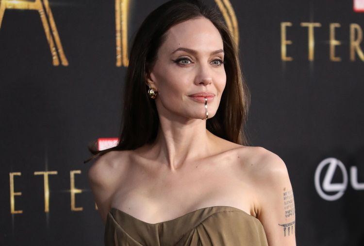 Angelina Jolie con i segni della mastectomia un murale a Milano celebra così la lotta ai tumori