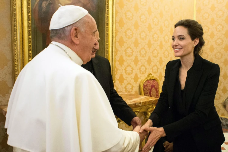 Angelina Jolie e il libro che rende i giovani liberi Gli adulti non vorrebbero che venisse letto