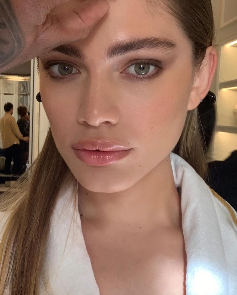 Valentina Sampaio la prima modella transgender scelta da Armani per la linea beauty