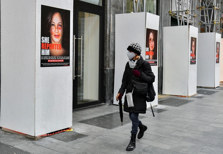 Anche Kate Middleton Ursula Von Der Leyen Kamala Harris vittime di violenza I manifesti shock a Milano