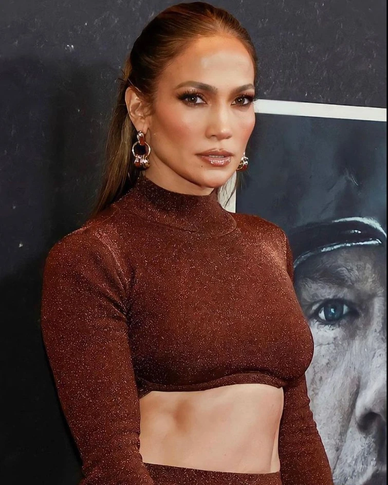 Il nuovo colpo di testa stile manga di Jennifer Lopez