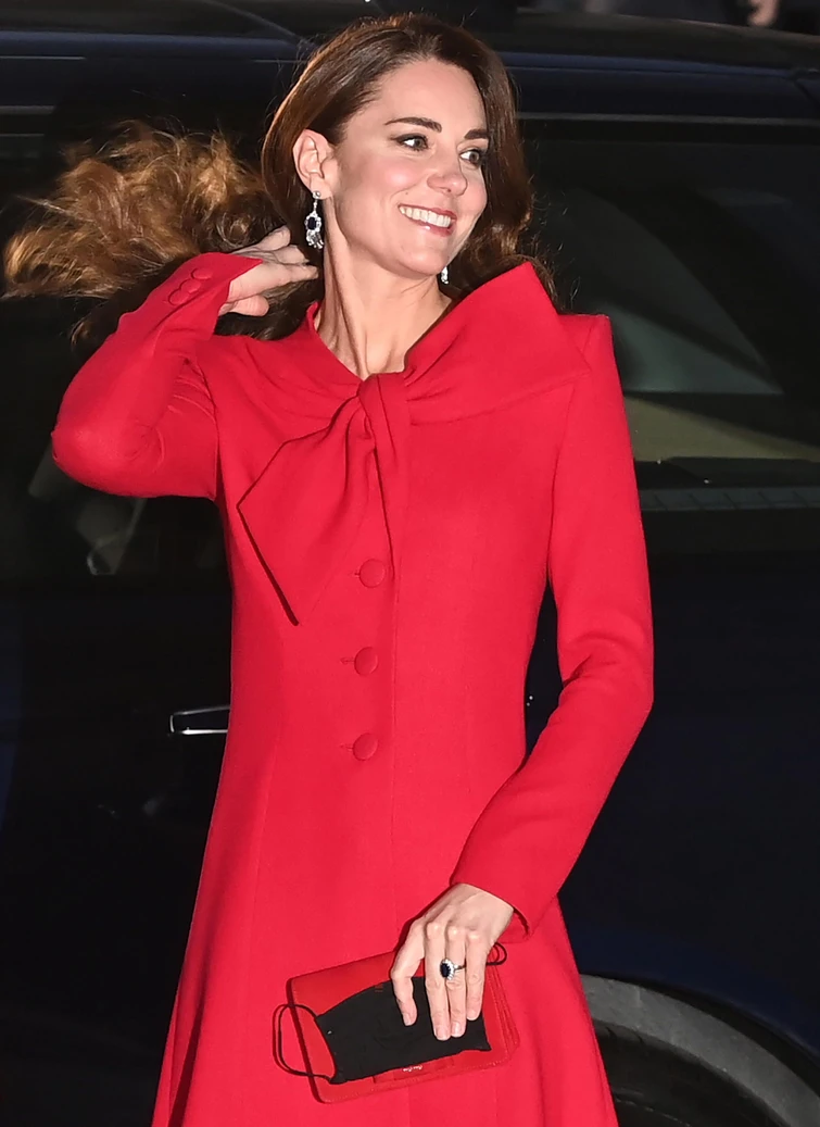 Non solo Zara ecco quanto è costato il cardigan rosso made in Italy indossato da Kate al concerto Natale