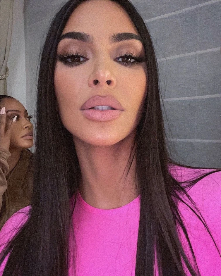 Kim Kardashian inganna i fan e finisce nei guai Che però ora le fanno causa