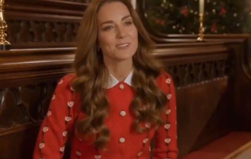 Non solo Zara ecco quanto è costato il cardigan rosso made in Italy indossato da Kate al concerto Natale