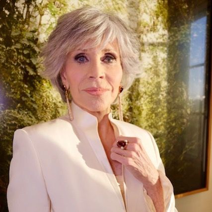 Jane Fonda compie 84 anni cambia taglio di capelli e ringiovanisce