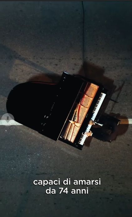 Serenata a sorpresa di Ultimo a una coppia di Grugliasco che si ama da 74 anni