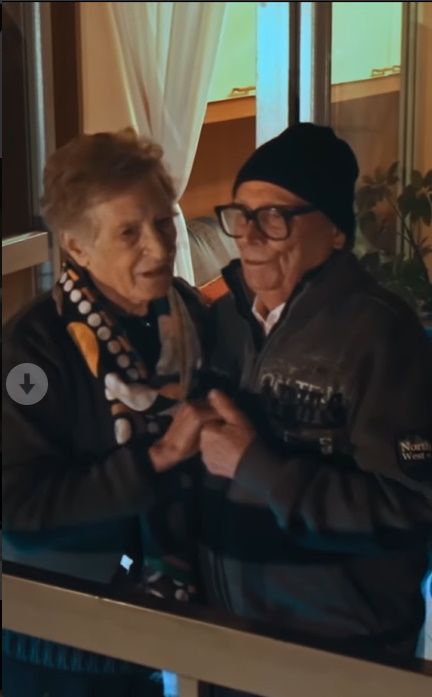 Serenata a sorpresa di Ultimo a una coppia di Grugliasco che si ama da 74 anni