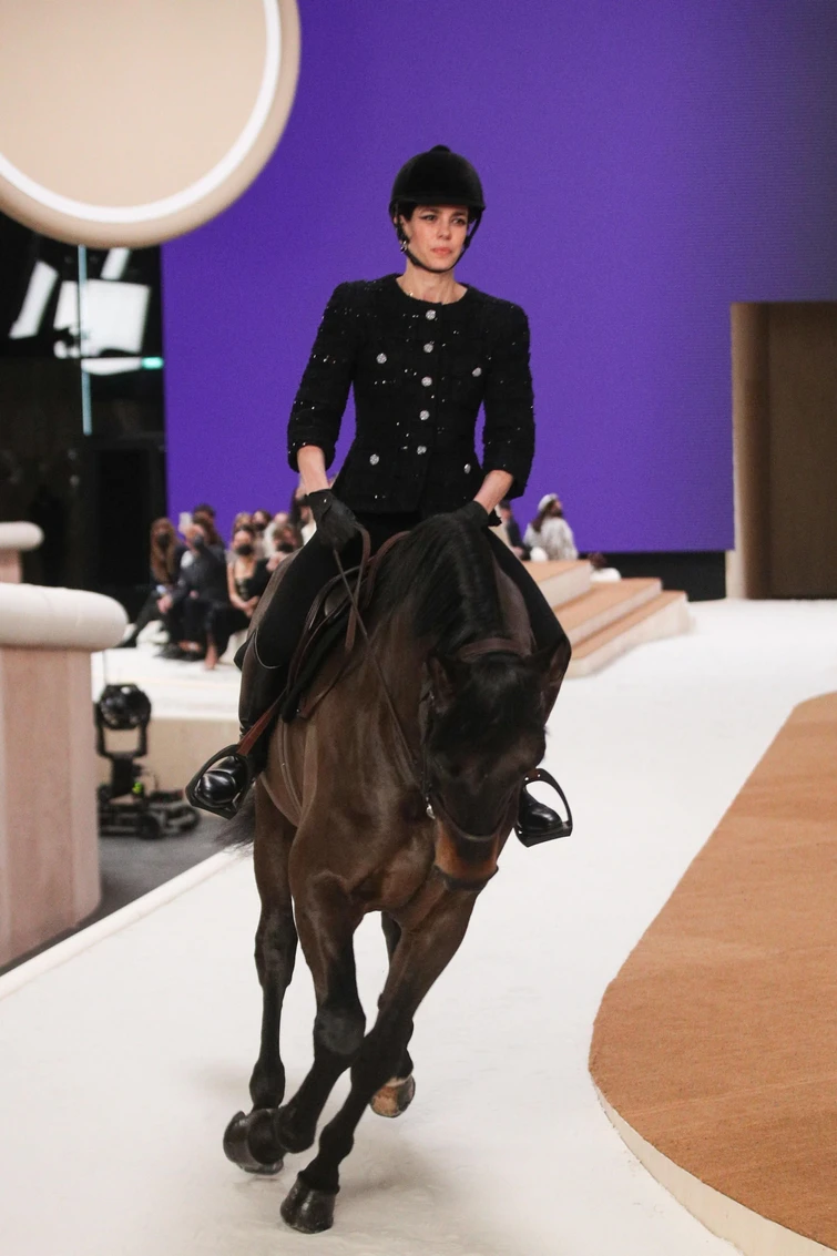 Charlotte Casiraghi meravigliosa amazzone per Chanel pubblico estasiato