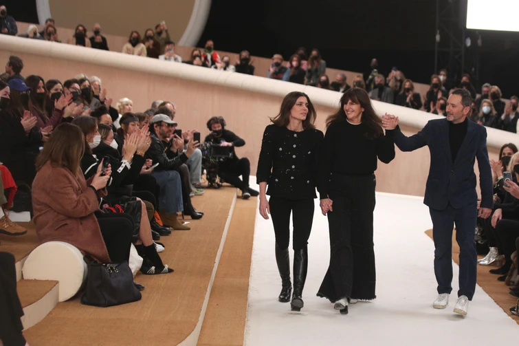 Charlotte Casiraghi meravigliosa amazzone per Chanel pubblico estasiato