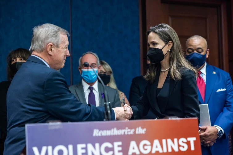 Angelina Jolie in lacrime al Congresso Usa Approvate il provvedimento contro la violenza domestica sulle donne