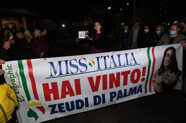 Miss Italia Zeudi Di Palma torna a casa la reazione della sua Scampia