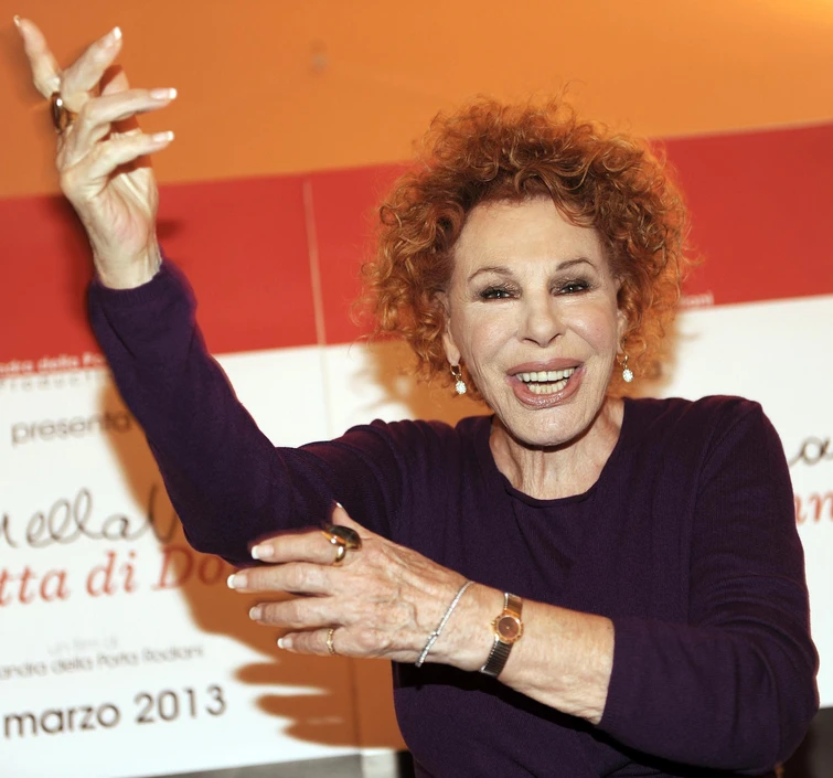 Si può diventare anziani oppure si può fare come Ornella Vanoni la signora della musica a 88 anni non perde un colpo