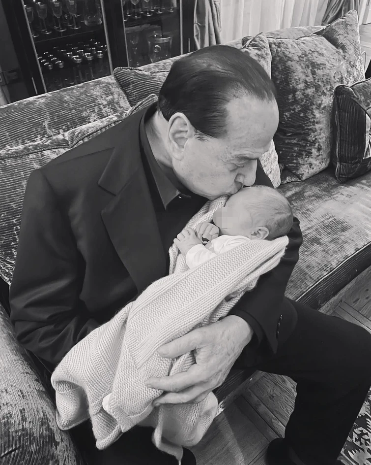 Barbara Berlusconi mostra le foto del quinto figlio coi nonni Silvio e Veronica