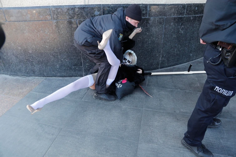 Tornano le Femen a Kiev la singolare protesta contro la guerra