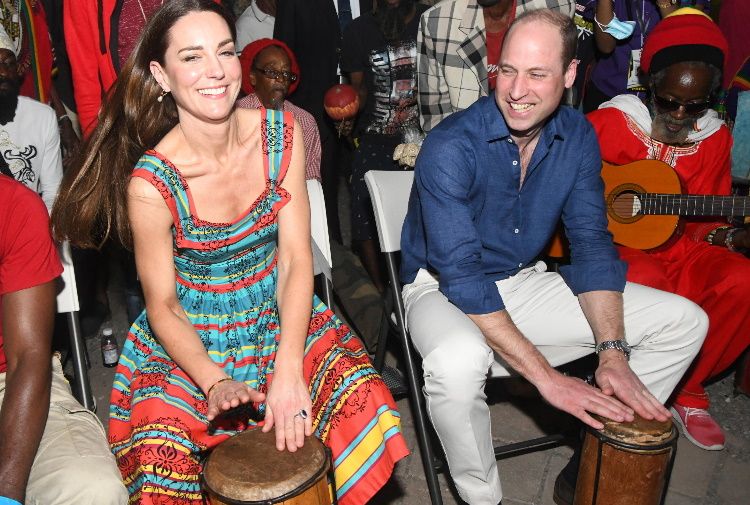 William e Kate suonano i bonghi in Giamaica ma non frenano la protesta