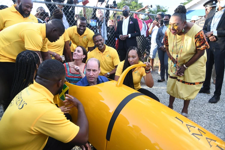 William e Kate suonano i bonghi in Giamaica ma non frenano la protesta