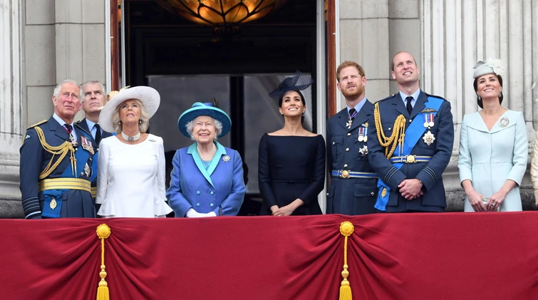 Gli esclusi dalla regina Elisabetta ecco chi non salirà sul balcone